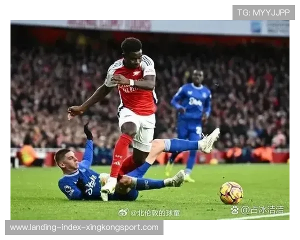 英超阿森纳边路连续渗透，禁区机会连连浮现